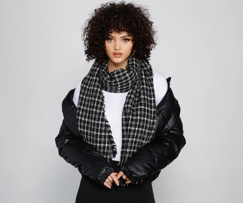 Simple necklaces and pendants with bar pendants for a sleek modern design-Effortlessly Chic Plaid Scarf